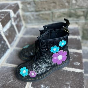 Dr. Martens black glittery Patent Leather w/ floral Appliqué ankle boots sz 2